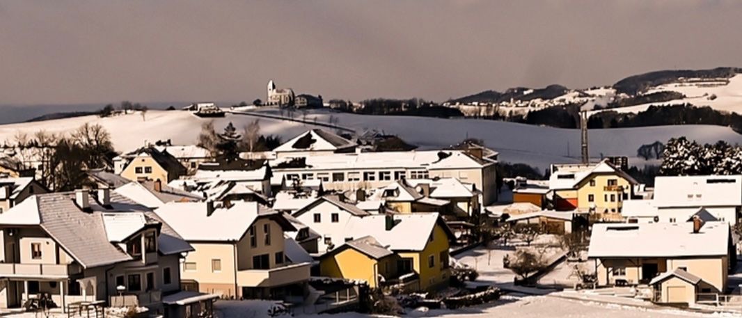 Bild enthält, Landscape, Nature, Outdoors, Neighborhood, Scenery, Panoramic, Piste, Snow, Sport, Suburb