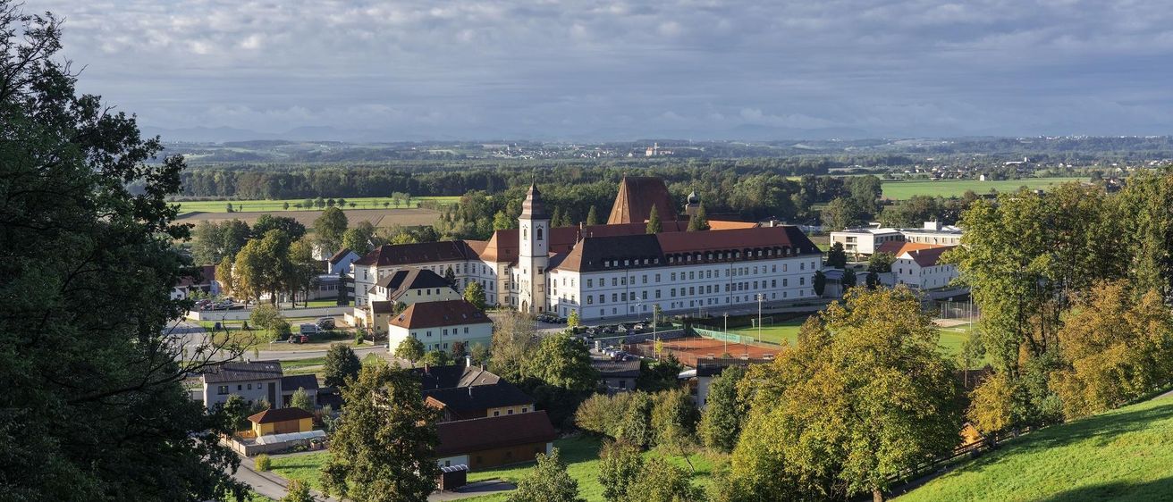 Bild enthält, Outdoors, Building, Nature, Countryside, Monastery, Cityscape, Urban, Housing, Rural, Village