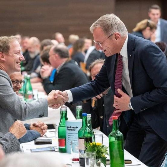 Bild enthält, Adult, Male, Man, Person, Clothing, Formal Wear, Suit, Face, Head, People