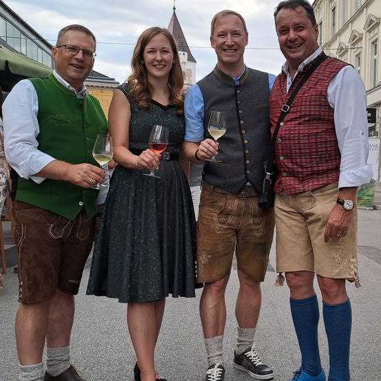 Bild enthält, Shorts, Pants, Skirt, Adult, Female, Person, Woman, Male, Man, Shoe