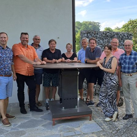 Bild enthält, Table, Pants, People, Person, Shorts, Adult, Male, Man, Female, Woman