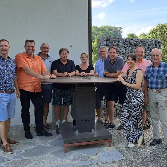 Bild enthält, Table, Pants, People, Person, Shorts, Adult, Male, Man, Female, Woman