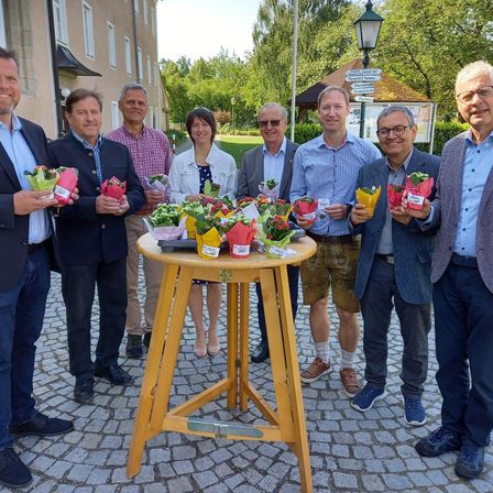 Bild enthält, People, Person, Flower, Flower Arrangement, Flower Bouquet, Adult, Male, Man, Table, Shorts