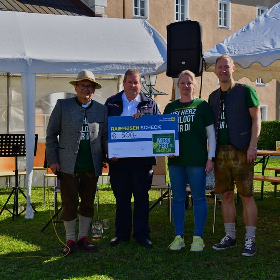 Bild enthält, Shorts, Person, Adult, Male, Man, Boy, Teen, Hat, Grass, Coat