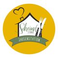 Ein kreisförmiges Logo für ein Restaurant oder Café namens Shrimpf Stuben mit einem Haussymbol, Besteck und einem Herz darüber. Der Text Jausenstation steht auf einem Band darunter.
