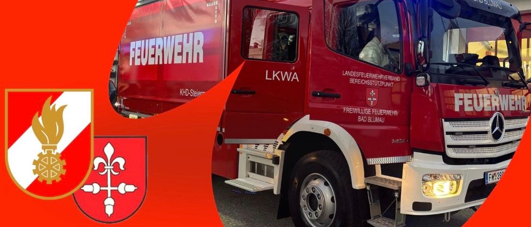 Ein roter Feuerwehrwagen ist auf einem Poster mit dem Text 'Fruhschoppen mit Fahrzeugsegnung' abgebildet. Die Veranstaltung ist für den 19. April 2026 um 10:00 Uhr in der Kulturhalle Bad Blumau geplant, begleitet von der Trachtenkapel Bad Blumau. Die Segnung wird von Diakon Gottfried Kriendlhofer geleitet.