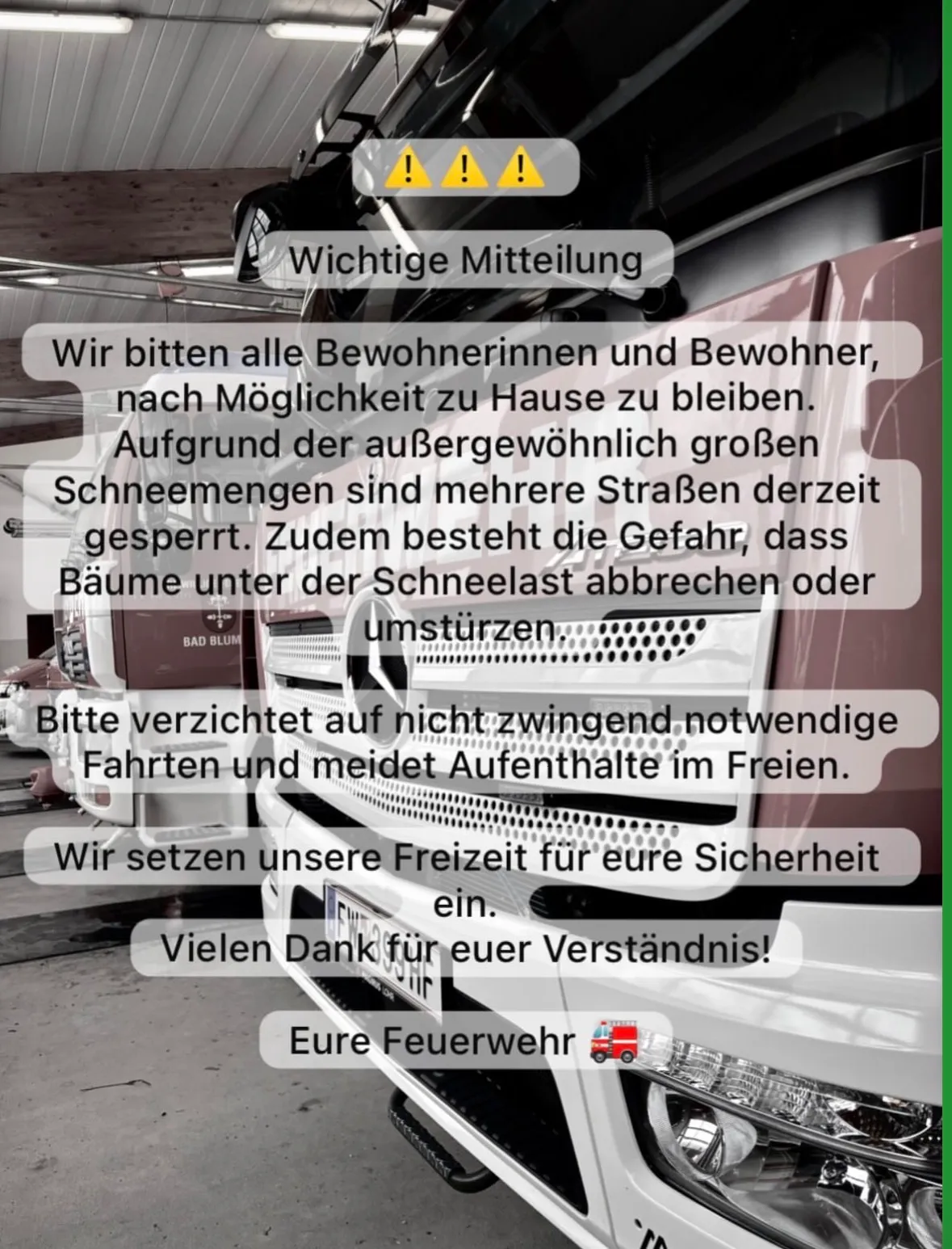 Das Bild zeigt eine Warnmeldung der Feuerwehr in deutscher Sprache, die aufgrund von starkem Schneefall die Schließung mehrerer Straßen und die Gefahr von umstürzenden Bäumen mitteilt. Es wird den Bewohnern empfohlen, wenn möglich zu Hause zu bleiben, nicht essentielle Fahrten zu vermeiden und keine Aufenthalte im Freien zu machen. Es dankt der Gemeinschaft für ihr Verständnis.