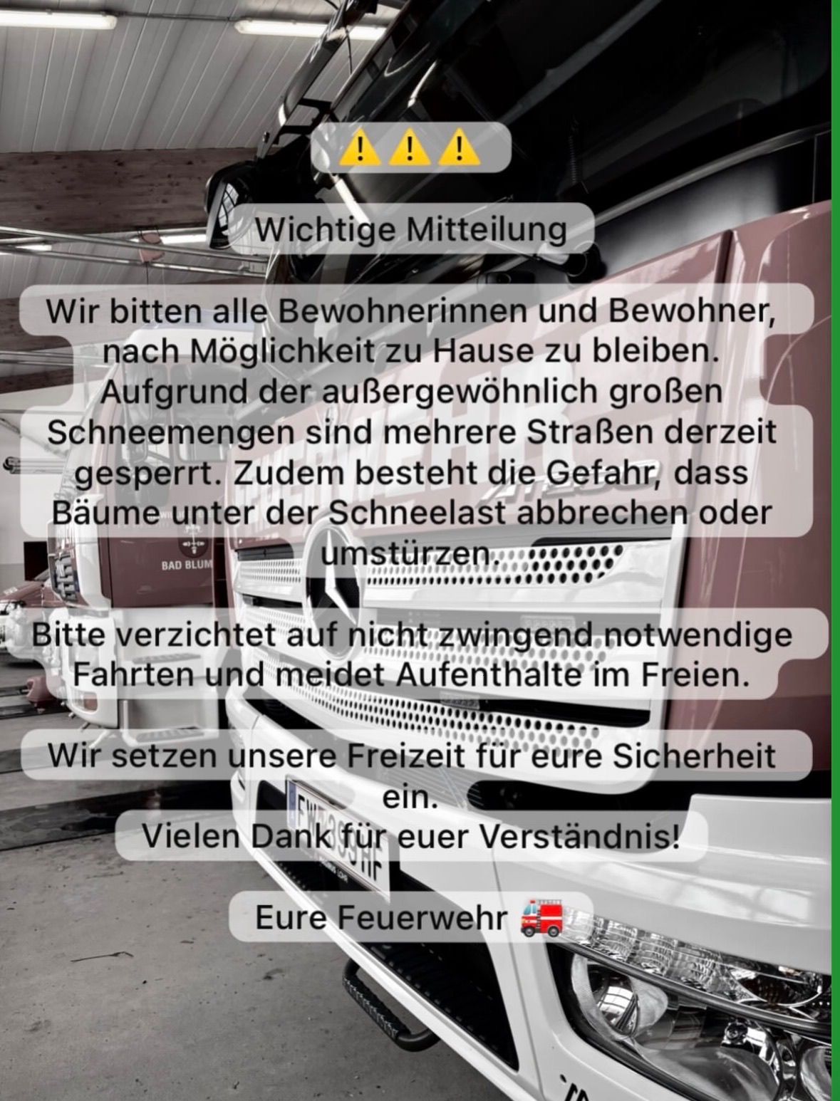 Das Bild zeigt eine Warnmeldung der Feuerwehr in deutscher Sprache, die aufgrund von starkem Schneefall die Schließung mehrerer Straßen und die Gefahr von umstürzenden Bäumen mitteilt. Es wird den Bewohnern empfohlen, wenn möglich zu Hause zu bleiben, nicht essentielle Fahrten zu vermeiden und keine Aufenthalte im Freien zu machen. Es dankt der Gemeinschaft für ihr Verständnis.