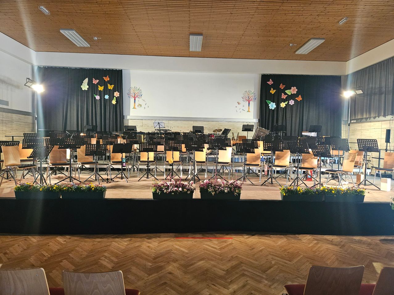 Bild enthält, People, Indoors, Building, Interior Design, Classroom, Auditorium, Hall, Chair, Floor, Plant