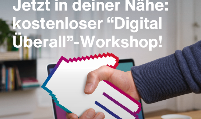 Eine Person hält ein Papier mit einem Daumen hoch, vor einem Computer, und eine gelbe Tasse auf dem Schreibtisch. Der Text lautet: 'Jetzt in deiner Nähe: kostenloser 'Digital Überall'-Workshop!'
