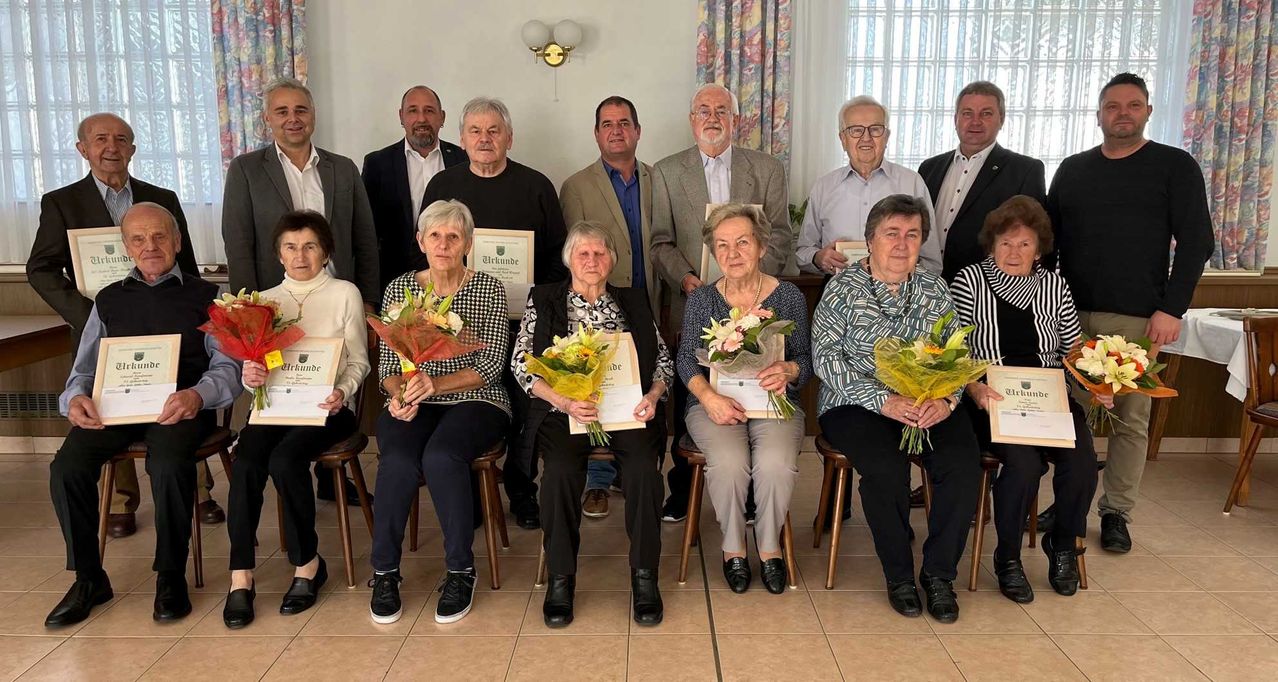 Bild enthält, Groupshot, Person, Flower, Flower Arrangement, Flower Bouquet, Adult, Male, Man, People, Suit