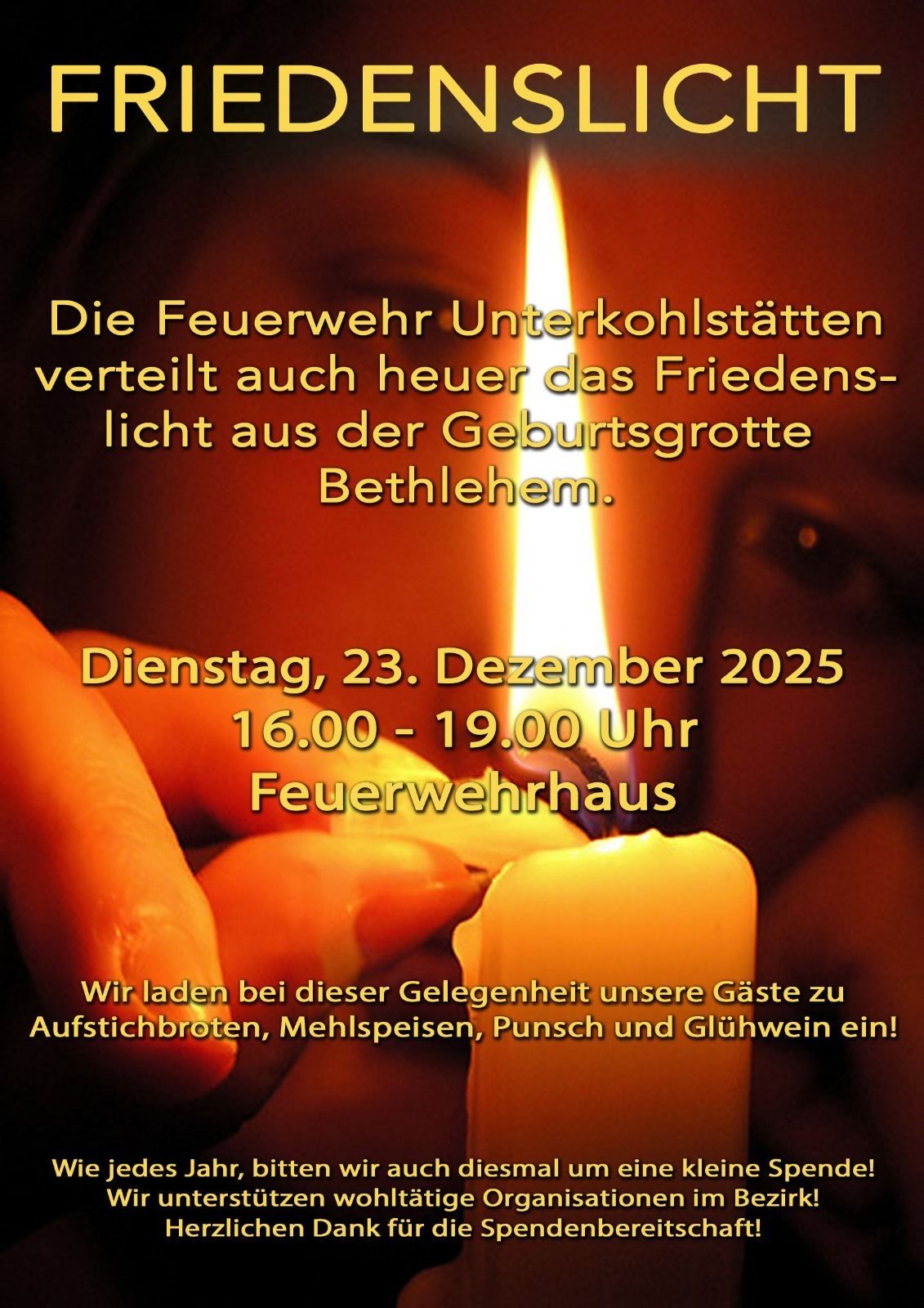 Ein Bild zeigt eine Hand, die eine brennende Kerze gegen einen unscharfen Hintergrund hält. Es steht geschrieben: 'Feuerwehrleute verteilen auch heute das Friedenslicht aus der Geburtsgrotte von Bethlehem.' Es lädt Gäste ein, am Dienstag, den 23. Dezember 2025, von 16:00 bis 19:00 Uhr zur Feuerwache zu kommen.