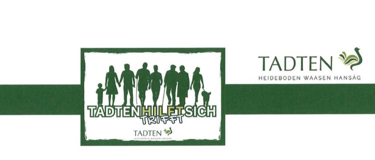 Ein Poster zeigt eine Silhouette einer Familie, die mit einem Hund spazieren geht. Der Text lautet 'Tadten hilft sich trifft' in großen Buchstaben. Der Slogan lautet '-Eiderkoeken wassen handsag'.