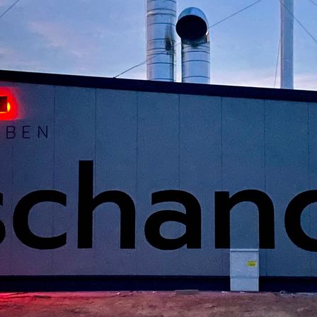 Bild enthält, Sign, Symbol, Gate, Text