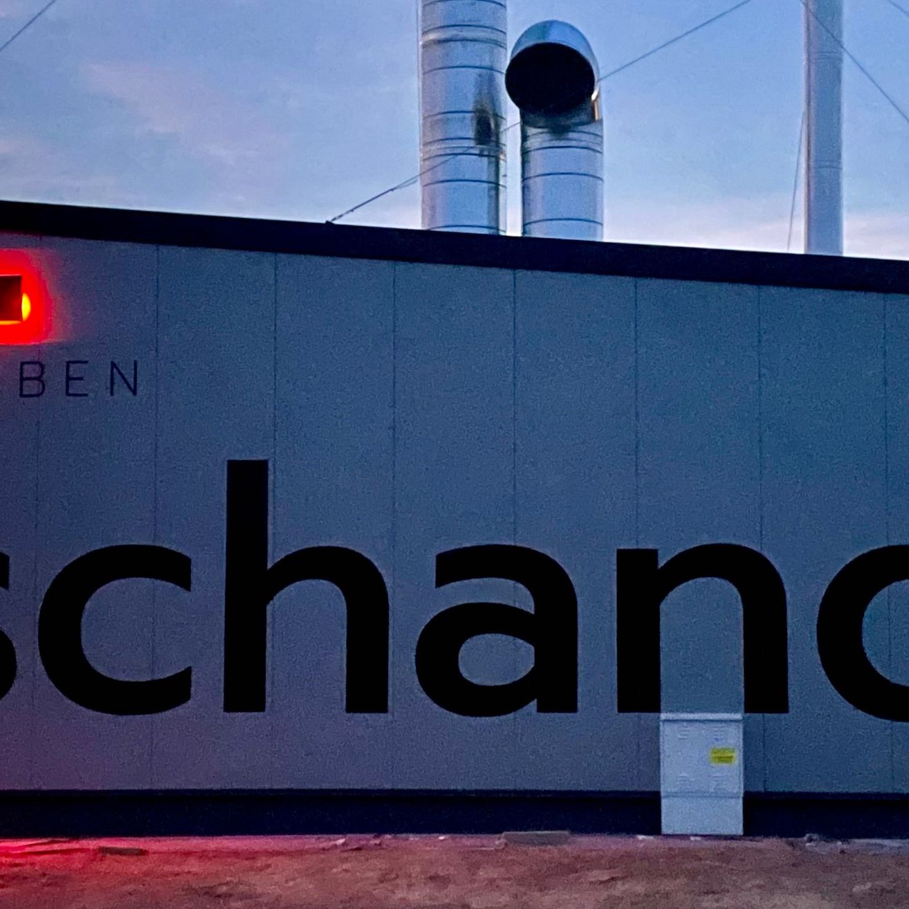 Bild enthält, Sign, Symbol, Gate, Text