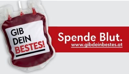 Ein roter Blutbeutel mit einem weißen Etikett, auf dem 'Gib dein Bestes!' steht, neben einem roten Banner mit weißem Text, der 'Spende Blut. www.gibdeinbestes.at' lautet.