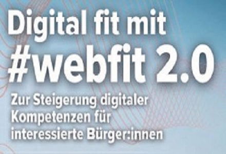 Ein blauer Banner bewirbt '#webfit 2.0' und betont die Steigerung digitaler Kompetenzen für interessierte Bürgerinnen. Der Text ist in fetter, weißer Schrift auf blauem Hintergrund.