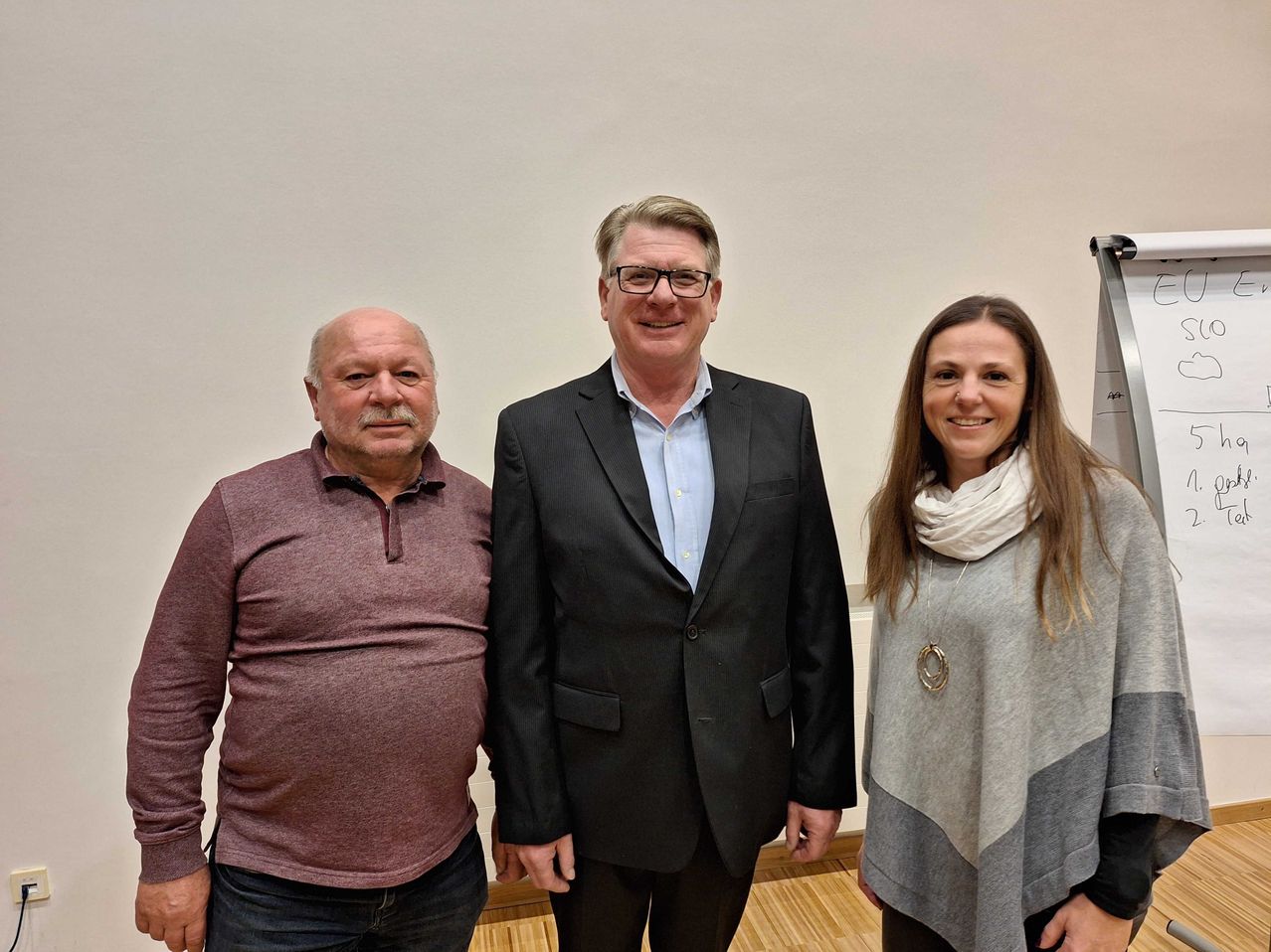 Bild enthält, Blazer, Coat, Jacket, Adult, Male, Man, Person, People, Groupshot, Woman