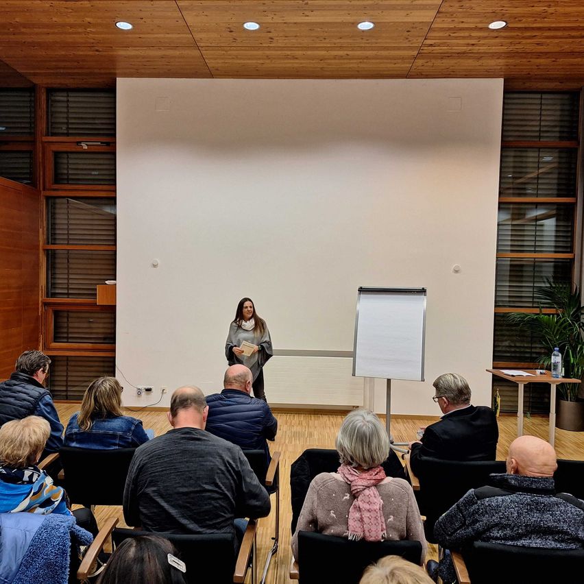 Bild enthält, People, Person, Crowd, Audience, Adult, Male, Man, Classroom, Indoors, Child