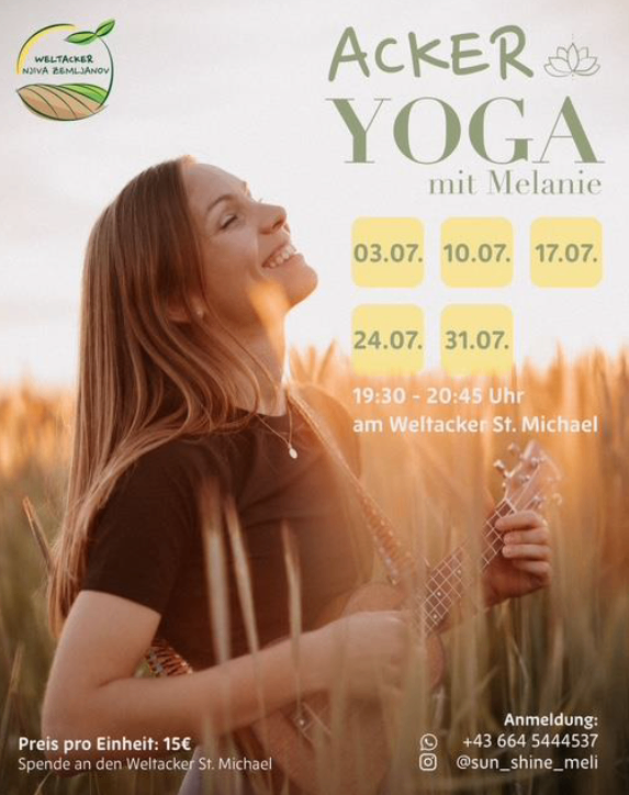 Yoga-Veranstaltungsposter mit einer lächelnden Frau, die in einem Weizenfeld eine Gitarre spielt. Die aufgelisteten Termine sind 03.07, 10.07, 17.07, 24.07 und 31.07. Die Zeit ist von 19:30 bis 20:45. Der Ort ist Weltacker St. Michael. Die Kosten betragen 15€. Kontaktinformationen sind vorhanden.