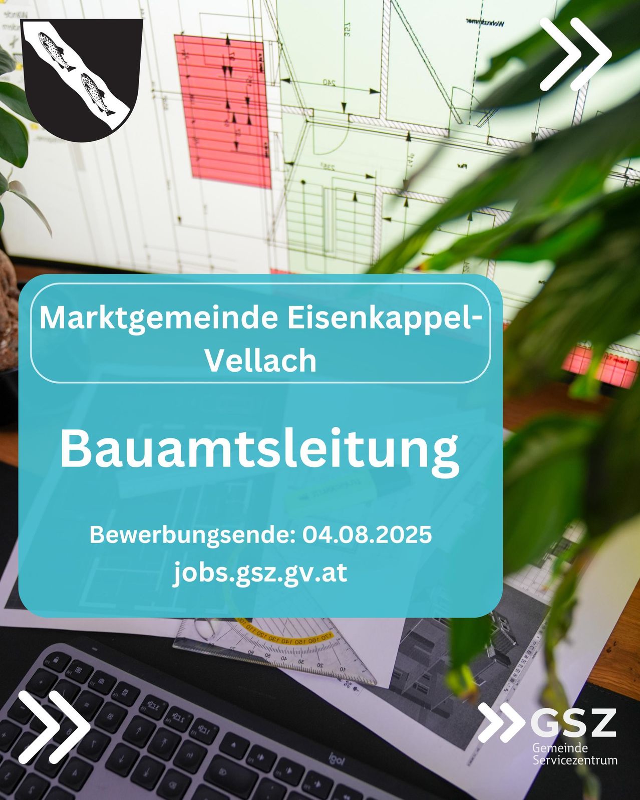 Ein blaues Schild auf einem Schreibtisch mit Büroartikeln zeigt 'Bauamtsleitung' und 'Bewerbungsende: 04.08.2025'. Es ist umgeben von Architekturplänen und einem Topfpflanzen. Die Webseite 'jobs.gsz.gv.at' ist ebenfalls angezeigt.