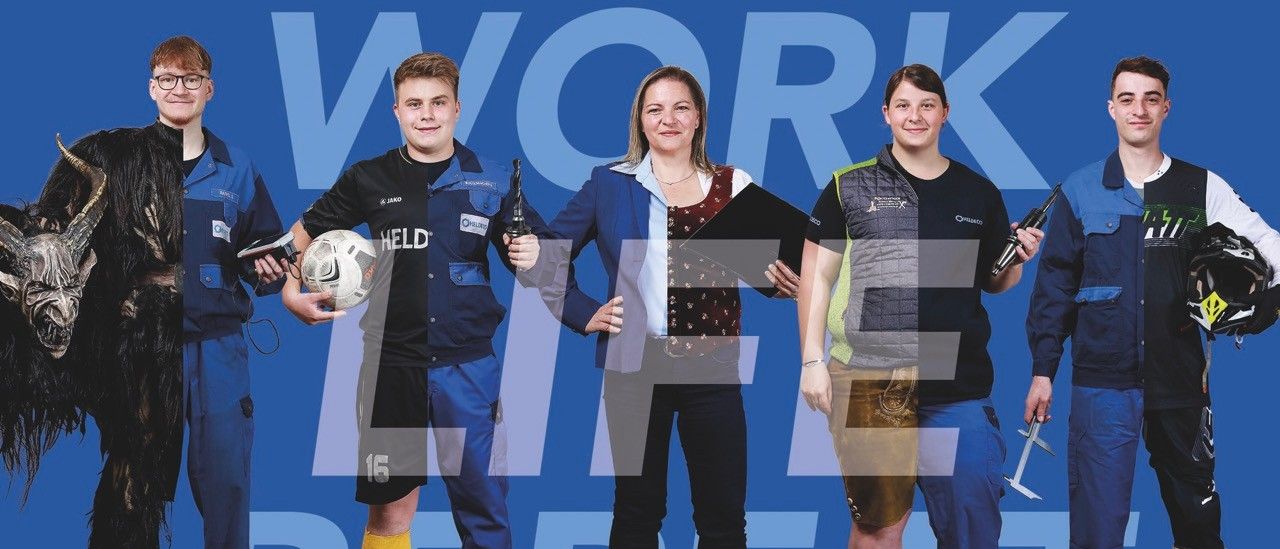 Vier Personen stehen vor einem blauen Hintergrund. Die Frau hält eine Mappe. Die beiden Männer halten einen Fußball und eine Trophäe. Das Bild hat Textüberlagerung.