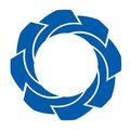 Ein blaues kreisförmiges Logo mit einem weißen Zentrum, das mehrere sich überschneidende Pfeile enthält, die im Uhrzeigersinn nach außen zeigen.