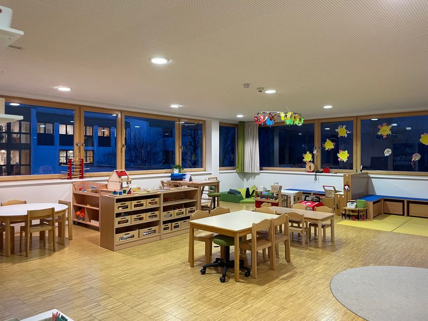 Bild enthält, Desk, School, Chair, Rug, Classroom, Indoors, Interior Design, Person, Kindergarten, Wood