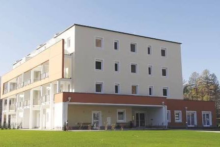 Bild enthält, Building, Housing, Villa, Grass, Office Building, City, Condo, Urban, Lawn, Apartment Building