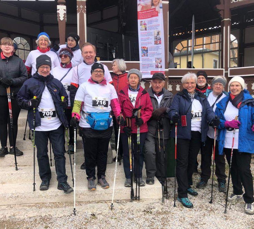 Bild enthält, Person, Walking, People, Pants, Jacket, Adult, Female, Woman, Male, Man