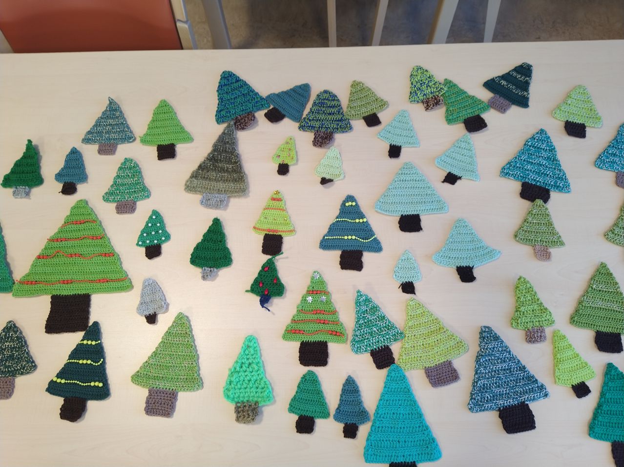 Bild enthält, Triangle, Clothing, Hat, Toy, Art