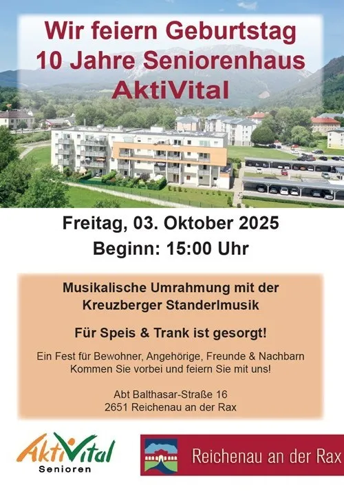 Ein Plakat kündigt den 10. Geburtstag von Seniorenhaus AktivVital an, mit Gebäuden, Grünflächen und einer malerischen Aussicht. Die Veranstaltung findet am 3. Oktober 2025 um 15:00 Uhr statt. Musikalische Unterhaltung und Essen sind vorhanden.