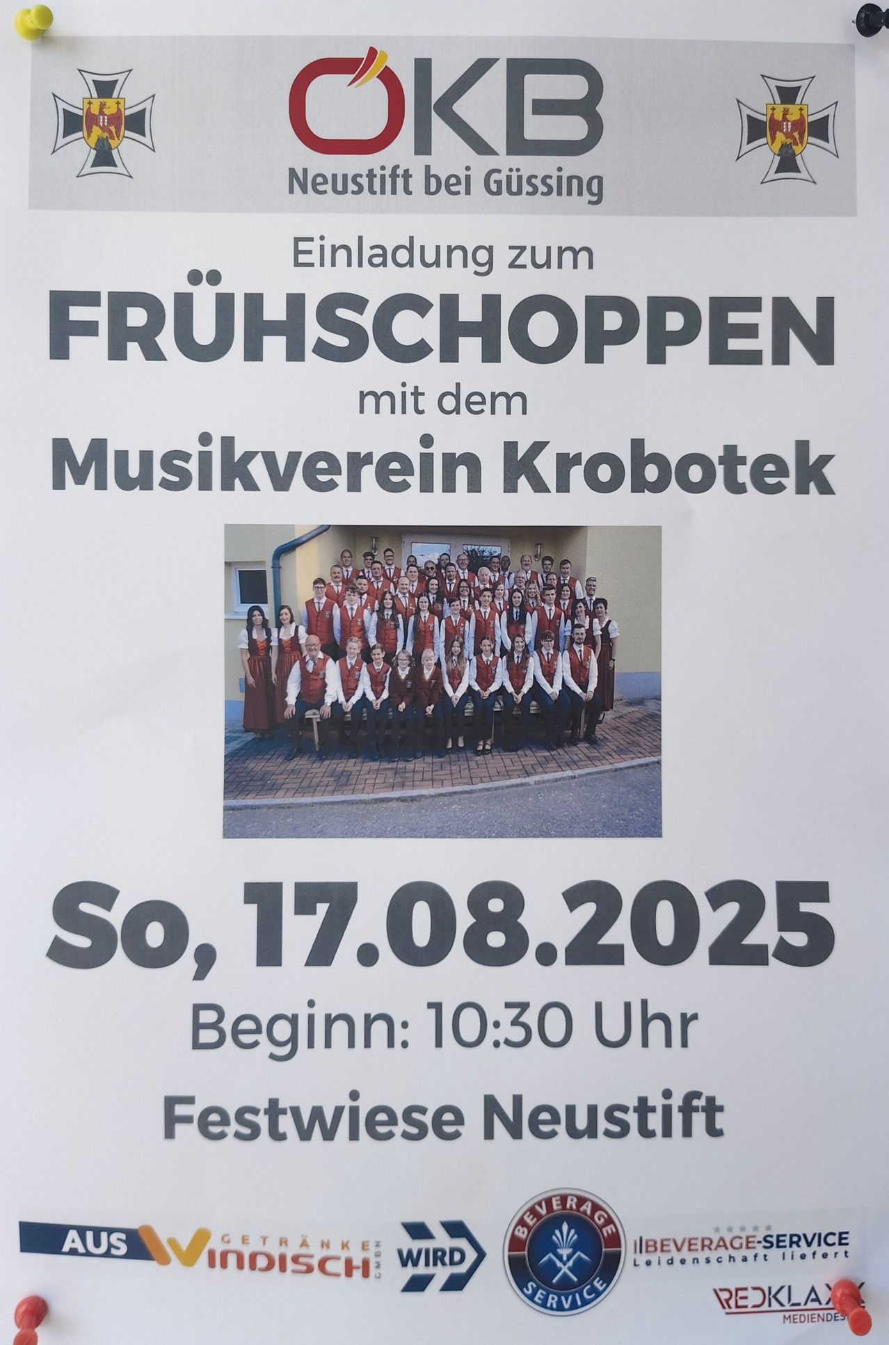 Eine Einladung zum Frühschoppen mit dem Musikverein Krobotek. Ein Chor in roten Westen und weißen Hemden ist auf einem Ziegelpflaster abgebildet. Das Datum ist der 17. August 2025, mit Beginn um 10:30 Uhr.
