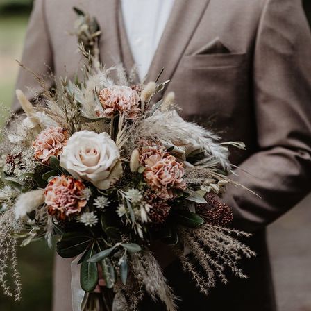 Bild enthält, Flower, Flower Arrangement, Flower Bouquet, Rose, Floral Design, Adult, Bride, Female, Person, Woman