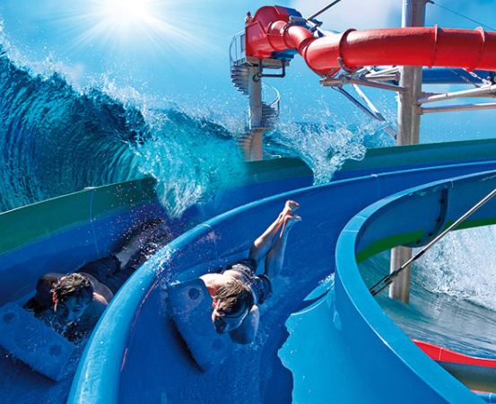 Bild enthält, Water, Person, Swimming, Boat, Amusement Park, Water Park, Nature, Outdoors, Sea, Face