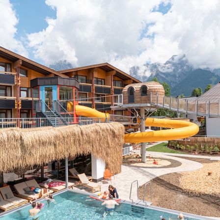 Bild enthält, Architecture, Building, Hotel, Resort, Summer, Pool, Swimming Pool, Water, Person, Outdoors