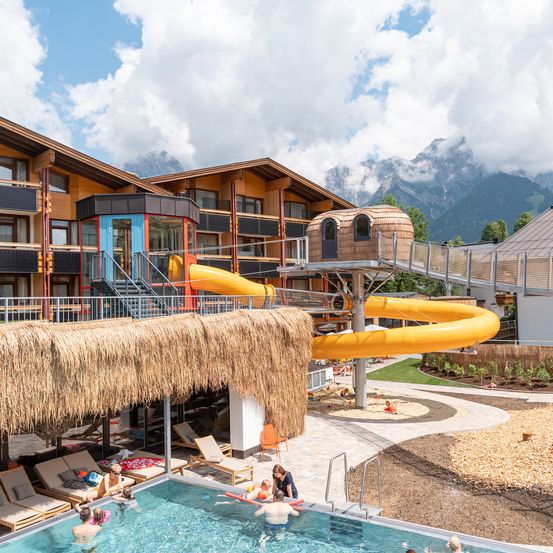 Bild enthält, Architecture, Building, Hotel, Resort, Summer, Pool, Swimming Pool, Water, Person, Outdoors