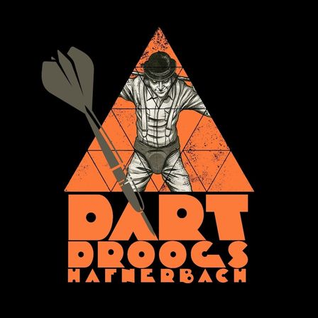 Eine Illustration eines Mannes in Vintage-Kleidung, der einen Dart innerhalb eines orangefarbenen Dreiecks auf schwarzem Hintergrund wirft. Der Text 'DART DROOGS' steht über 'HATNERBACH'.