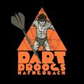 Eine Illustration eines Mannes in Vintage-Kleidung, der einen Dart innerhalb eines orangefarbenen Dreiecks auf schwarzem Hintergrund wirft. Der Text 'DART DROOGS' steht über 'HATNERBACH'.