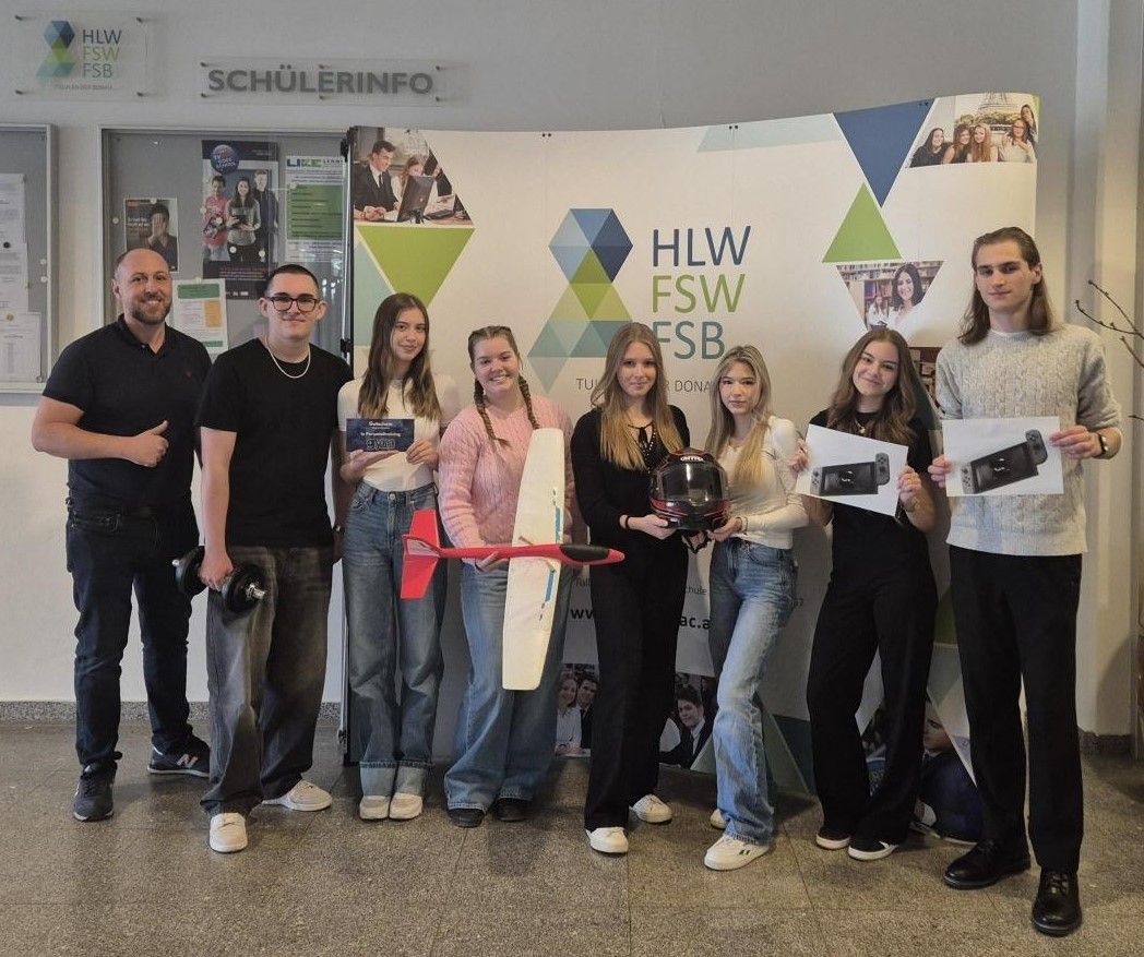 Bild enthält, Groupshot, Person, Pants, Shoe, Adult, Male, Man, Female, Woman, Glasses