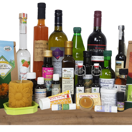 Eine Auswahl an Produkten auf einem Tisch: Flaschen Wein, verschiedene Öle, eine Sonnenblumenkerze, ein Honigglas und andere Artikel.