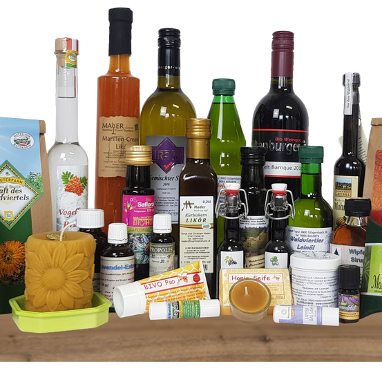 Eine Auswahl an Produkten auf einem Tisch: Flaschen Wein, verschiedene Öle, eine Sonnenblumenkerze, ein Honigglas und andere Artikel.