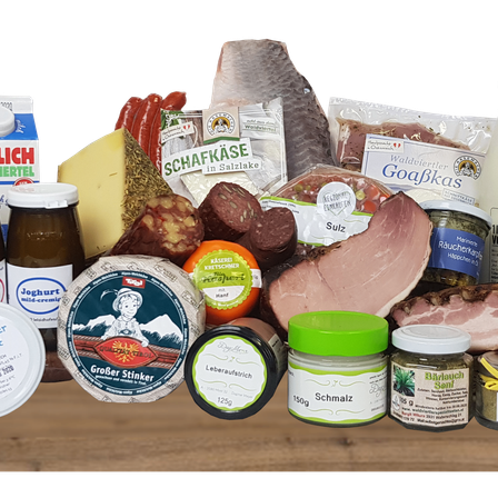 Eine Vielzahl von Lebensmitteln ist auf einer Holzoberfläche ausgestellt. Dazu gehören Käse, Würste, Joghurt und Gläser mit verschiedenen Gewürzen. Es gibt auch Packungen mit geräuchertem Fleisch und Gemüse.