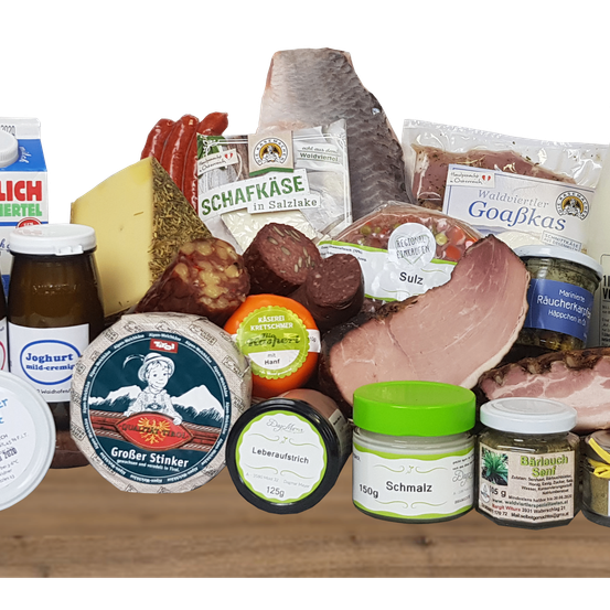 Eine Vielzahl von Lebensmitteln ist auf einer Holzoberfläche ausgestellt. Dazu gehören Käse, Würste, Joghurt und Gläser mit verschiedenen Gewürzen. Es gibt auch Packungen mit geräuchertem Fleisch und Gemüse.