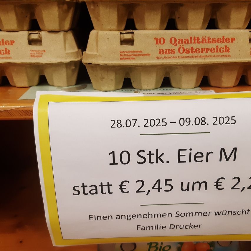 Ein Preisaushang für Eier. 10 Eier M sind vom 28.07.2025 bis 09.08.2025 im Angebot, reduziert von 2,45 Euro auf 2,20 Euro.