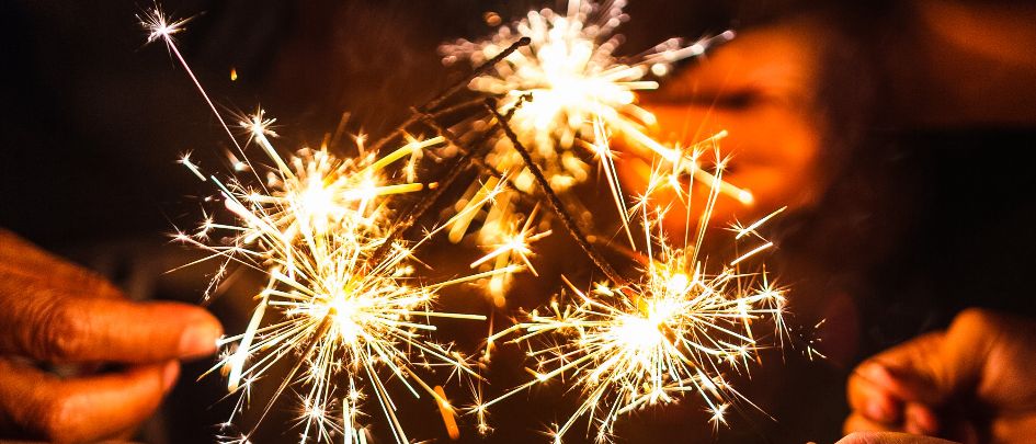 Bild enthält, Finger, Hand, Person, Diwali, Festival, Fireworks, Bonfire, Fire, Flame, Face