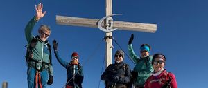 Bild enthält, Cross, Glove, Adult, Male, Man, Person, Outdoors, Glasses, Dog, Shoe