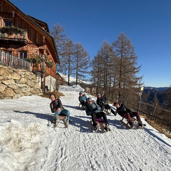 Bild enthält, Outdoors, Shelter, Person, Nature, Handbag, Scenery, Tree, Housing, Shoe, Skateboard