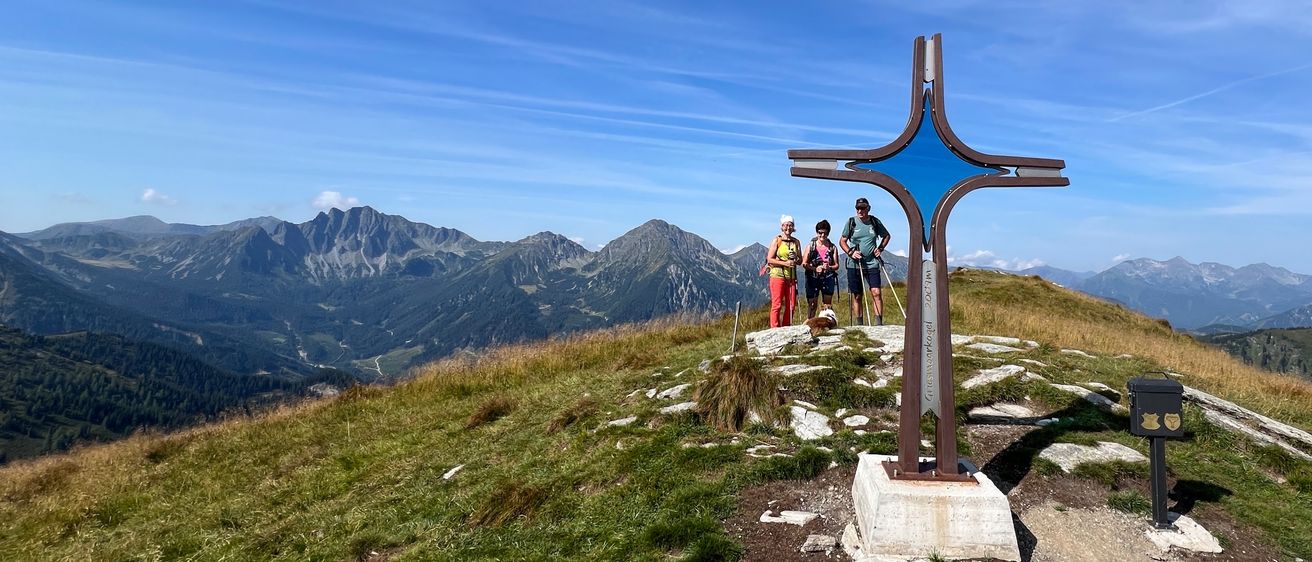 Bild enthält, Cross, Symbol, Person, Outdoors, Nature, Scenery