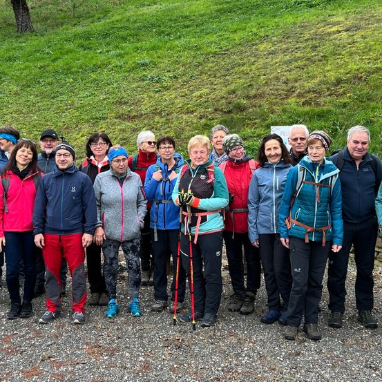 Bild enthält, People, Person, Pants, Groupshot, Coat, Jacket, Adult, Male, Man, Jeans